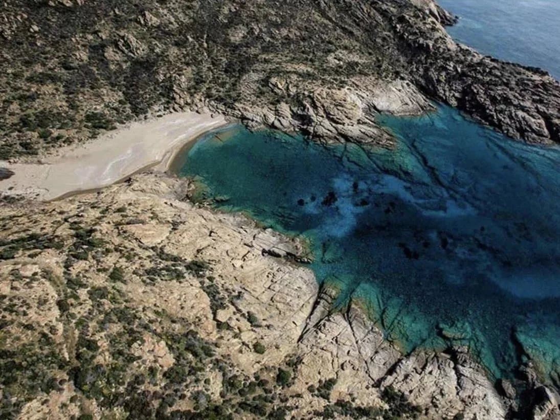 Exceptional Coastal Estate in Ios – Direct Beach Access & Panoramic Sea Views - Image 1